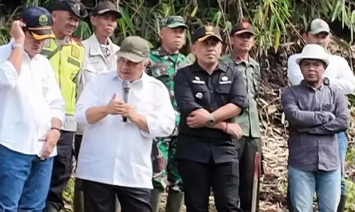 Semangat Camat Sandi Turun ke Lapangan Bangun Sinergitas Dalam Penanganan Lingkungan 