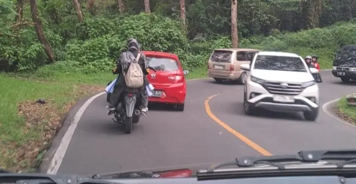 Camat Pantau Jalur Wisata Rancabali, Panpan Risvan Sebut  Lalulintas Kendaraan Terlihat Lancar 