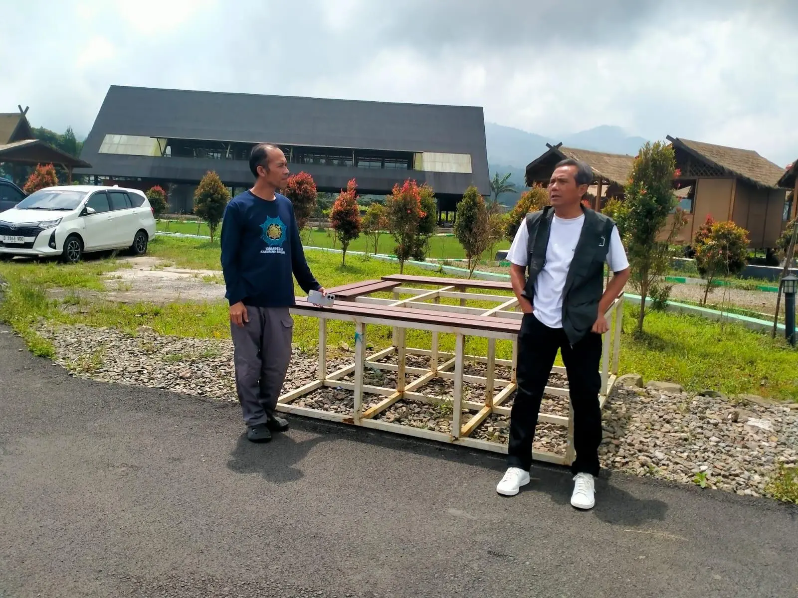 Camat Pipin Monitoring Kawasan Wisata Kampung Sunda Kamojang: Pemeliharaan dan Penataan Jadi Prioritas 