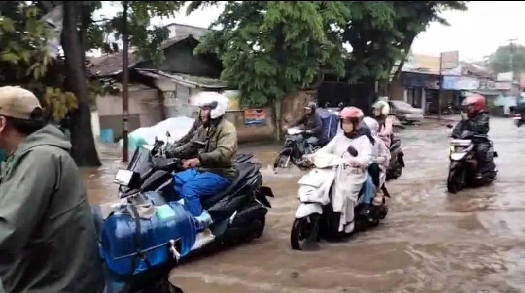 Banjir dan Longsor Terjang 8 Kecamatan di Kabupaten Bandung, Satu Rumah Ambruk