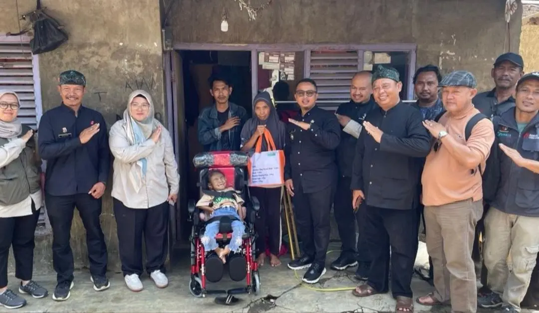 Camat Ciparay Dampingi Penyaluran Bantuan Kursi Roda untuk Anak Disabilitas di Sumbersari