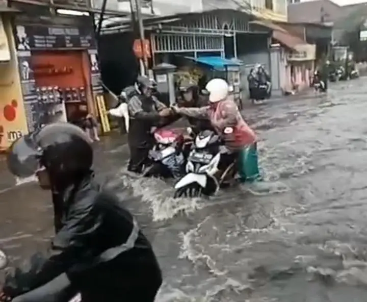 Jalan Raya Dayeuhkolot Langganan Banjir, Warga Desak Pemprov Jabar Bertindak Nyata