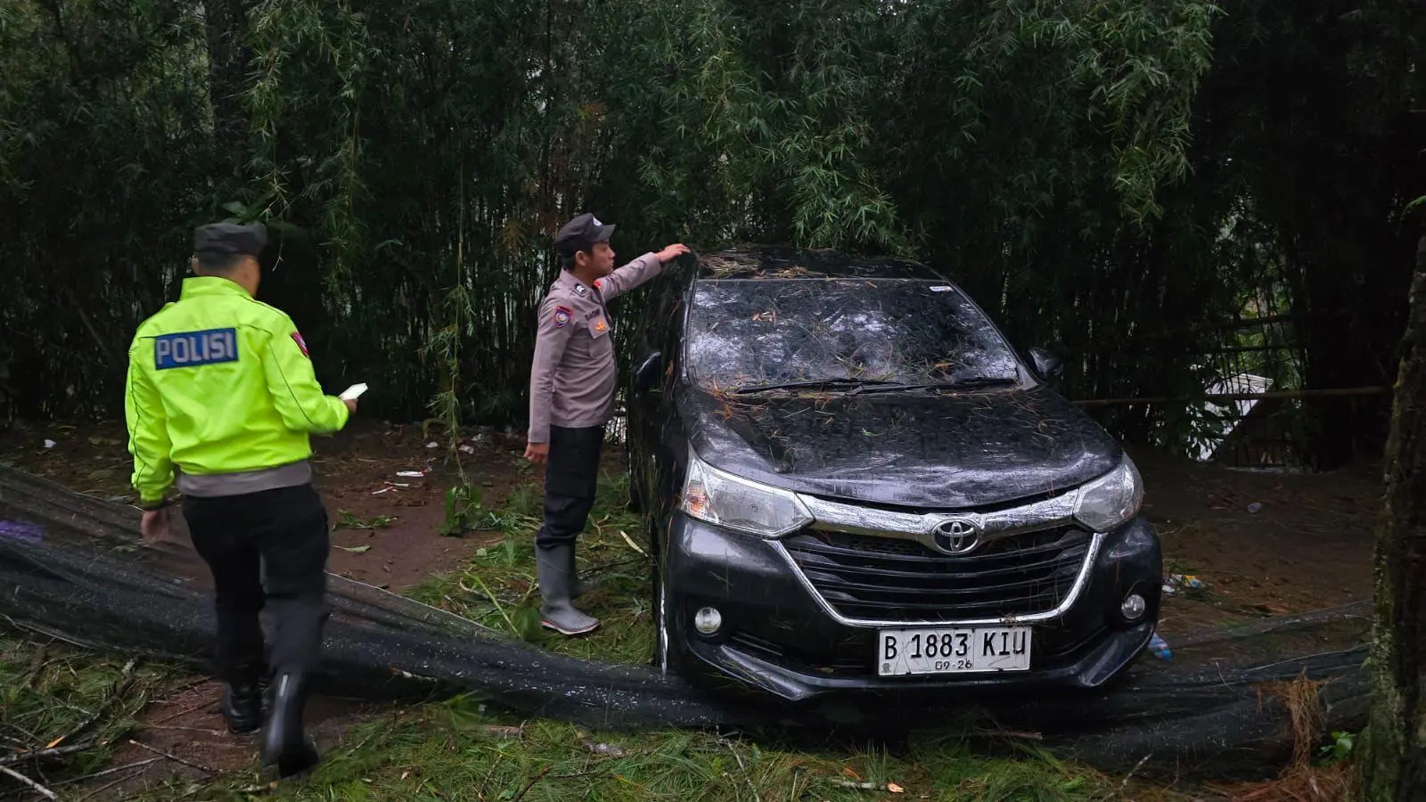 Hujan Angin Terjang Pangalengan, Sejumlah Pohon Tumbang Timpa Kendaraan dan Tutup Akses Jalan