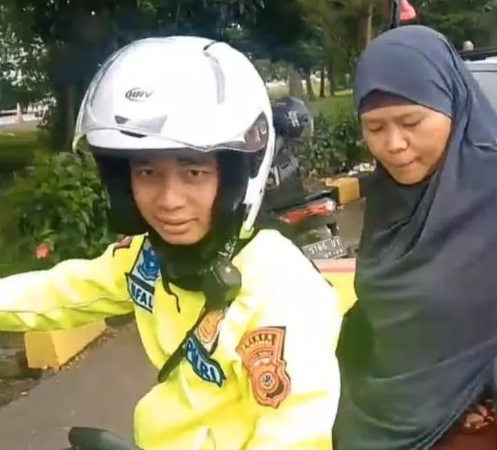 Aksi Humanis Polisi di Tol Cipali: Bripda Naufal Antar Ibu Pemudik Tertinggal hingga Bertemu Keluarga di GT Kertajati