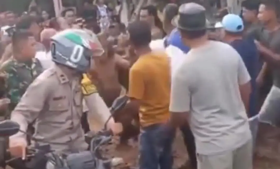 Digerebek Warga, Oknum Ustaz di Karawang Nyaris Diamuk Massa saat Diduga Bersama Istri Orang