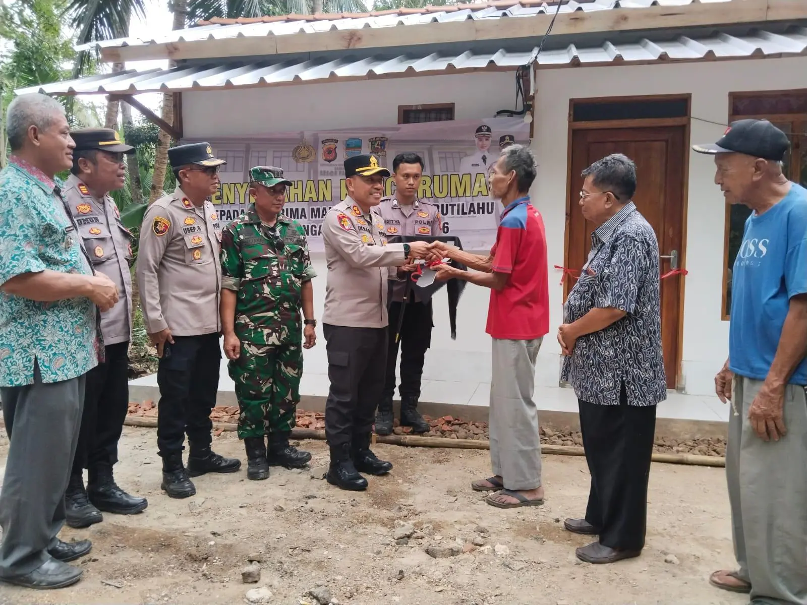 Usai Bangun Rutilahu, Kapolres Pangandaran Serahkan Kunci Kepada Warga Desa Sukaresik