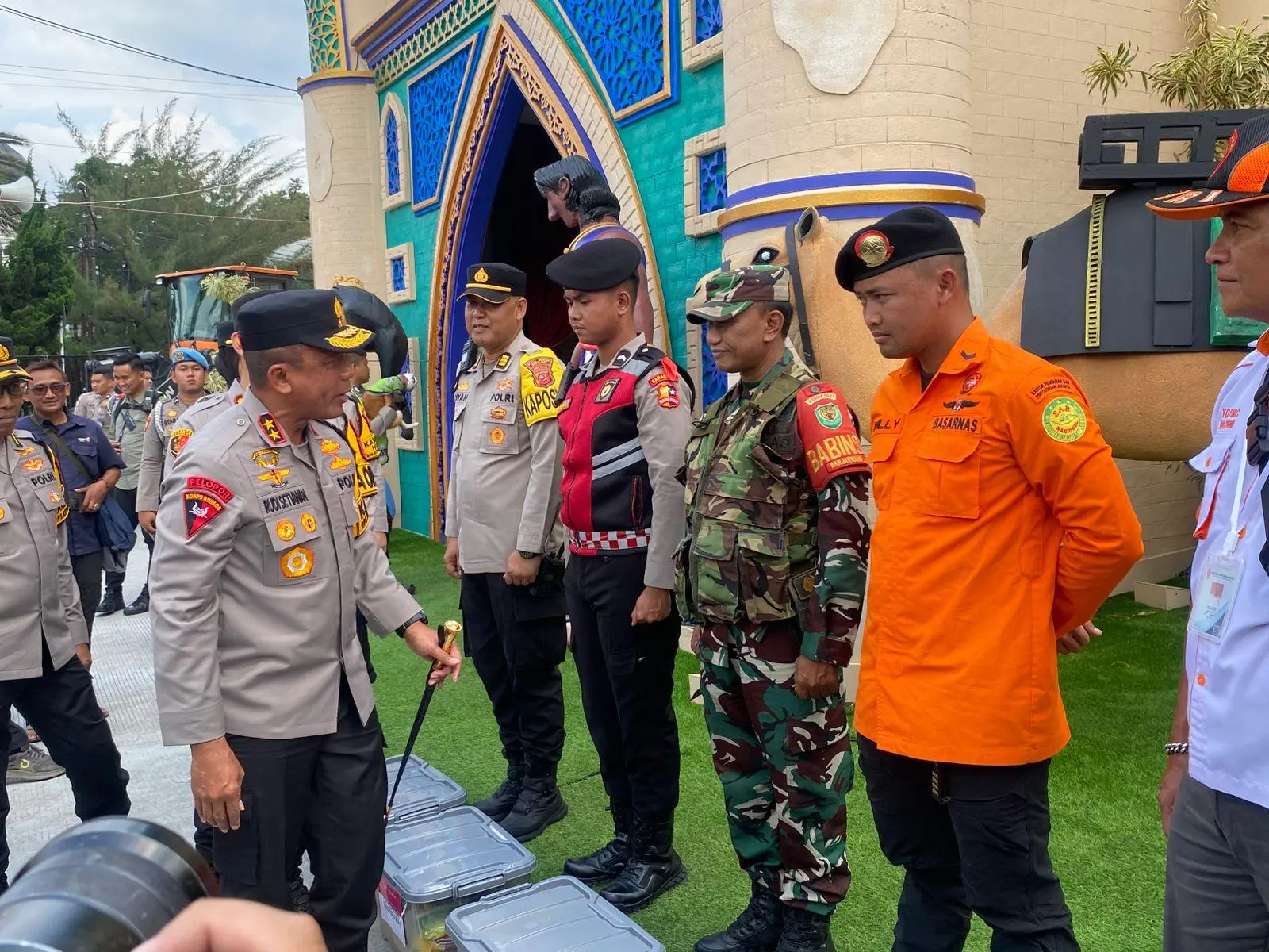 Kapolda Jabar Berikan Tali Asih untuk Personel Gabungan di Simpang Gadog