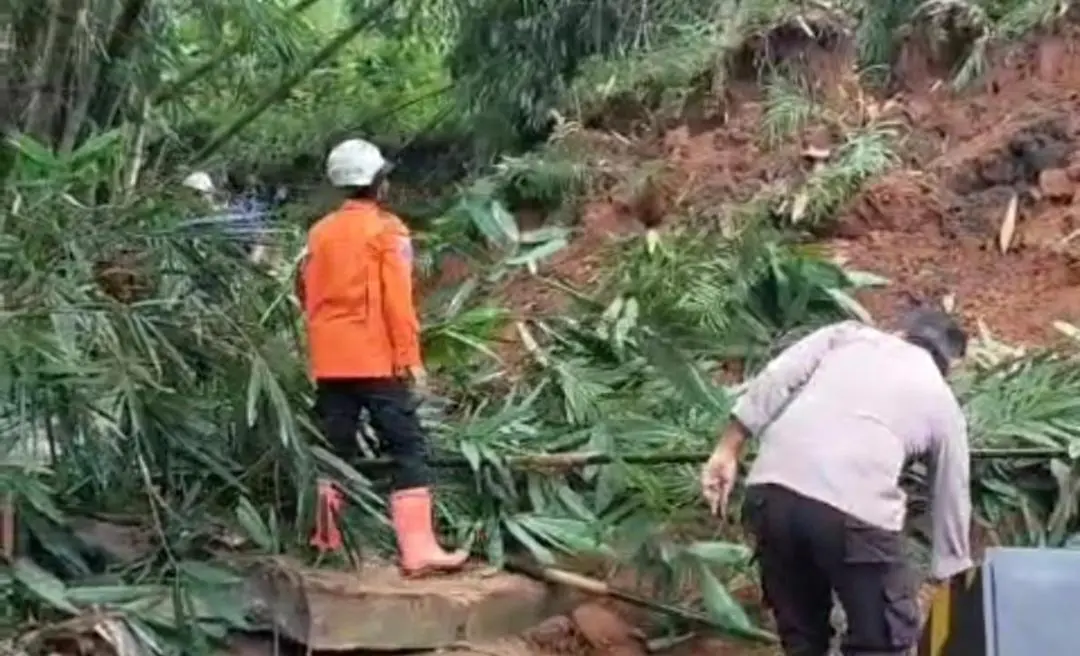 Polisi dan Tim Gabungan Sigap Tangani Longsor, Akses Jalan Garut–Sumedang Mulai Dibuka