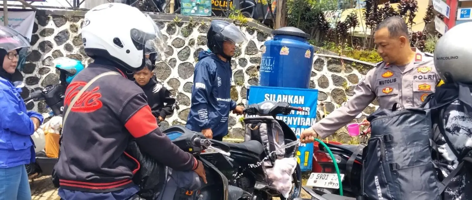 Cegah Rem Blong di Jalur Cukang Monteng, Polsek Ibun Lakukan Pendinginan Rem Kendaraan