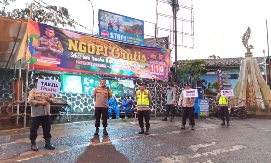 Polsek Ibun Polresta Bandung Hadir Humanis di Jalur Alternatif Garut, Bagikan Takjil dan Sediakan Kopi Gratis untuk Pemudik