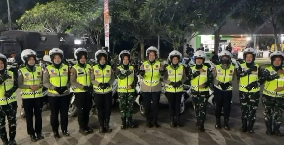 Polwan Polda Jabar bersama Wan TNI Bagi - Bagi Makanan Sahur kepada Pemudik di Rest Area
