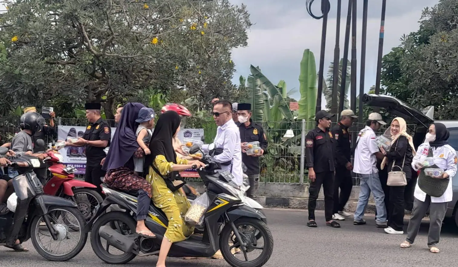Sopyan DP Hadiri Aksi WN 88 Bandar Lampung, Ratusan Takjil Dibagikan untuk Warga