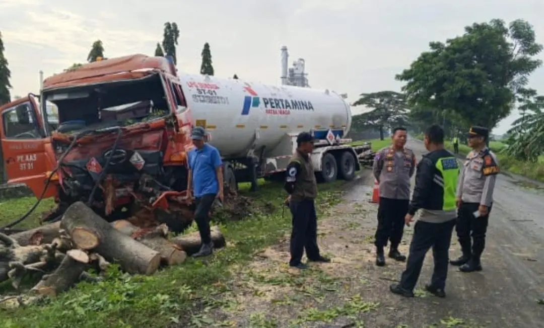 Truk Tangki LPG Hantam Pohon di Depan Kilang Balongan, Sopir Tewas di Tempat