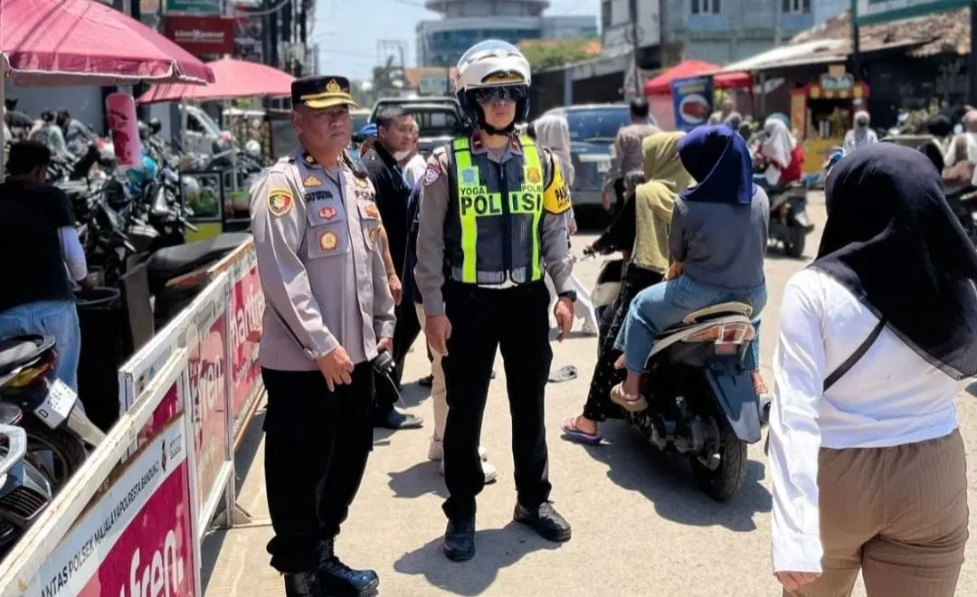 Polisi Hadir di Tengah Masyarakat, Kapolsek Majalaya Pimpin Langsung Pengaturan Lalu Lintas