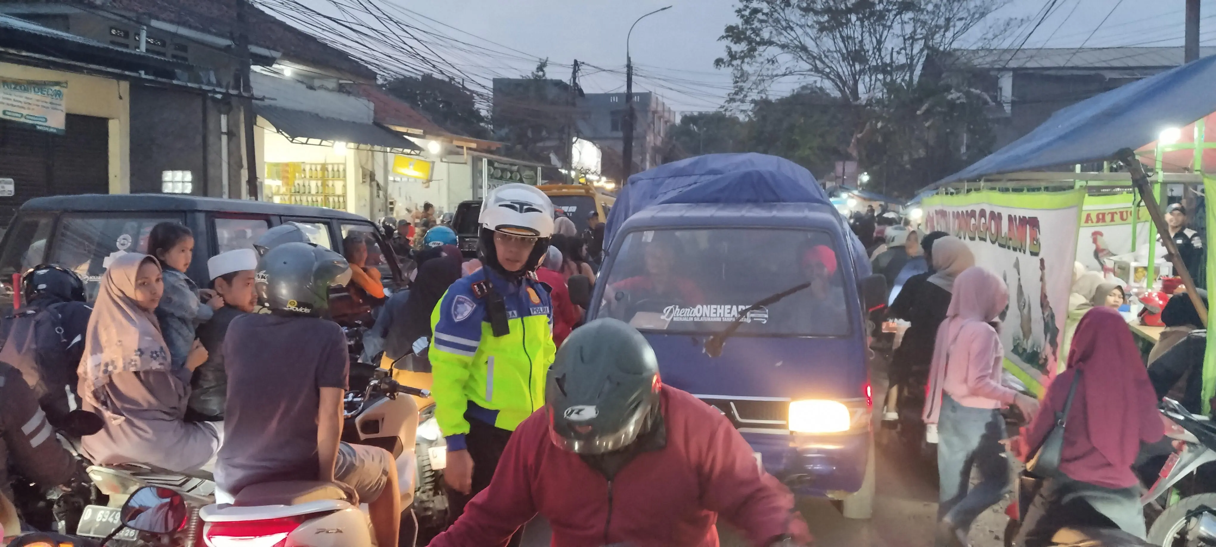 Jalur Majalaya–Ciparay Padat Jelang Magrib, Polisi dan Awak Media Bersinergi Urai Kemacetan di Ciwalengke