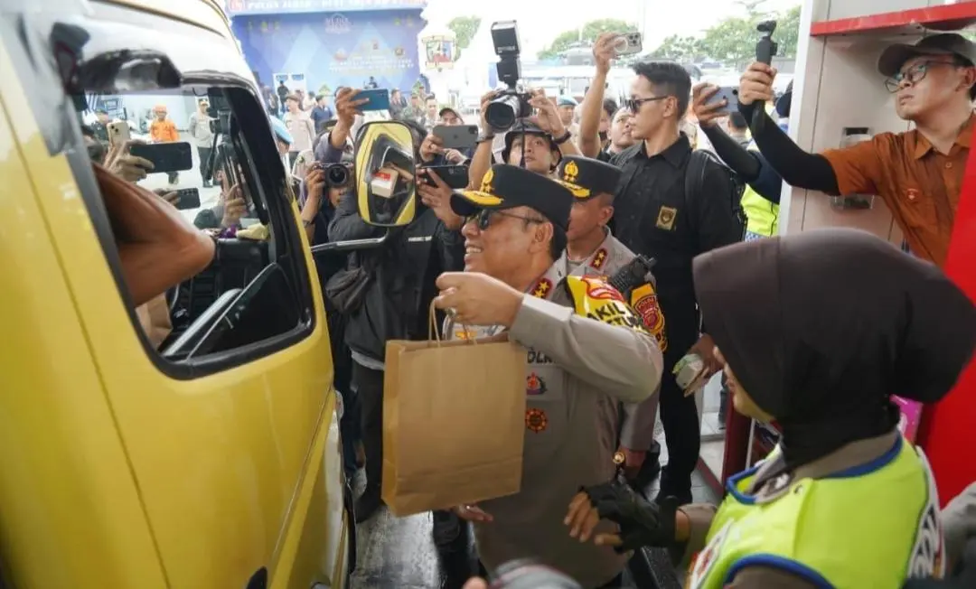 Wakapolri Turun Langsung Menyapa Pemudik, saat Polwan dan Wan TNI Bagikan Sembako di KM 57