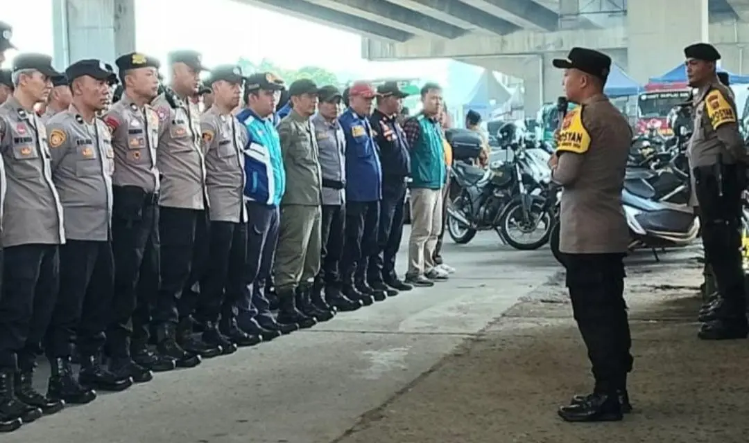 Kapolsek Cileunyi Pimpin Apel Gabungan Pam Operasi Ketupat Lodaya, Tekankan Sinergitas Pengamanan Arus Mudik