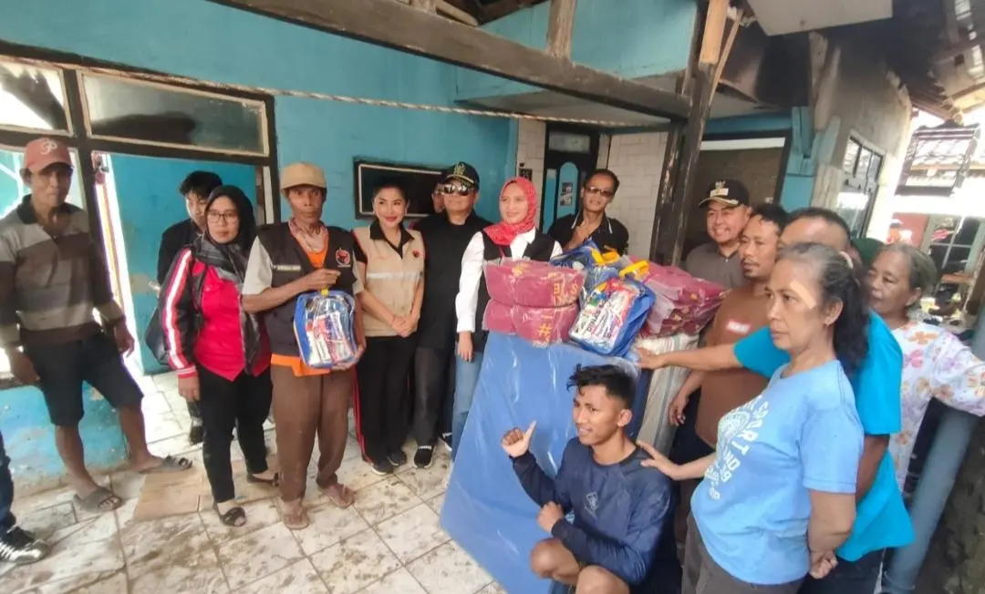 Nia Purnakania Tinjau Korban Banjir di Panyadap Solokanjeruk, Salurkan Bantuan untuk Warga Terdampak