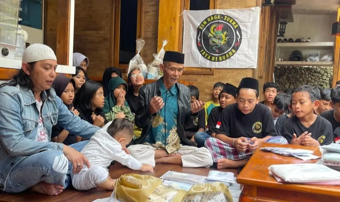 Bah Ucuy Tebar Kebahagiaan Jelang Lebaran, Ketum LSM Naga Sukma Santuni Anak Yatim di Garut