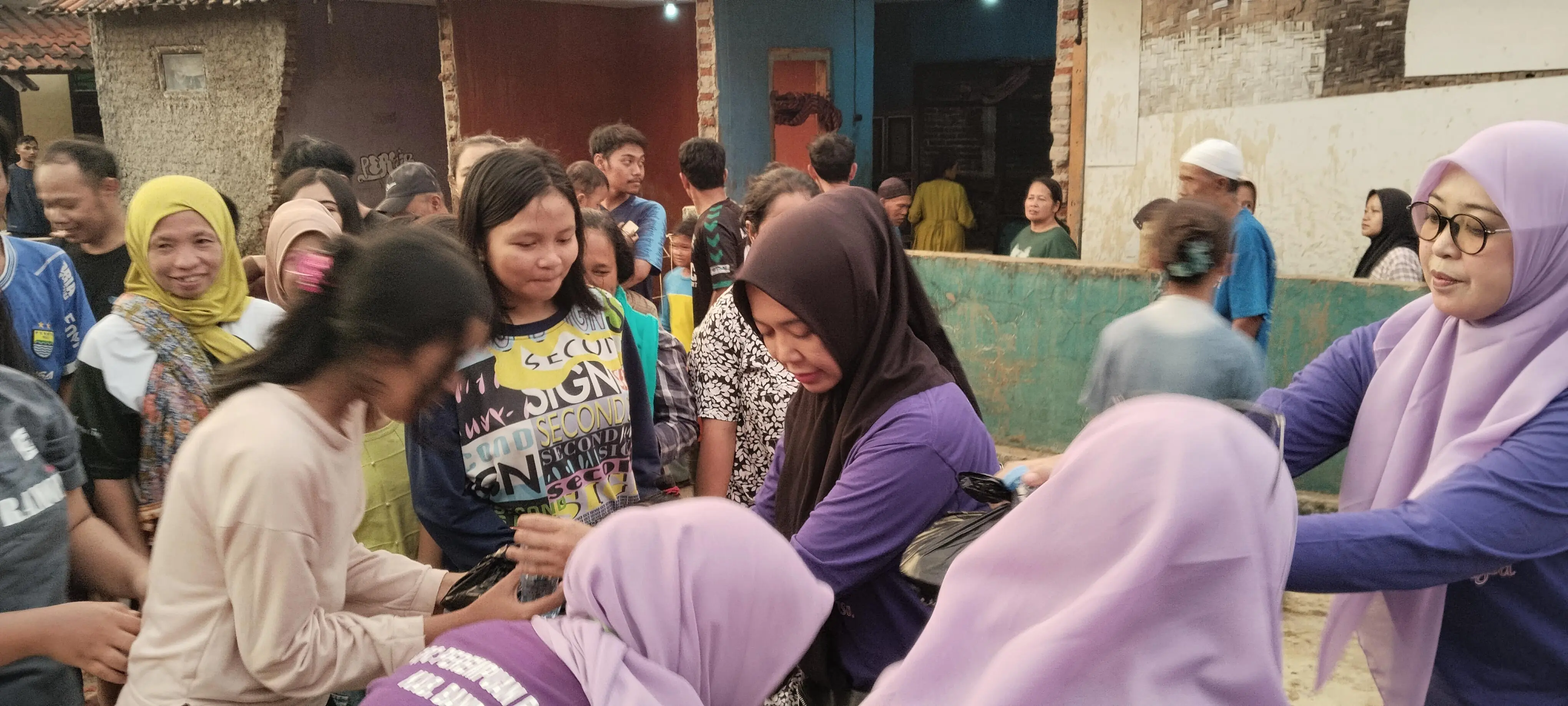 Jelang Buka Puasa, Ketua DPRD Kabupaten Bandung Hj. Renie Rahayu Fauzi Bagikan 140 Nasi Box untuk Warga Terdampak Banjir