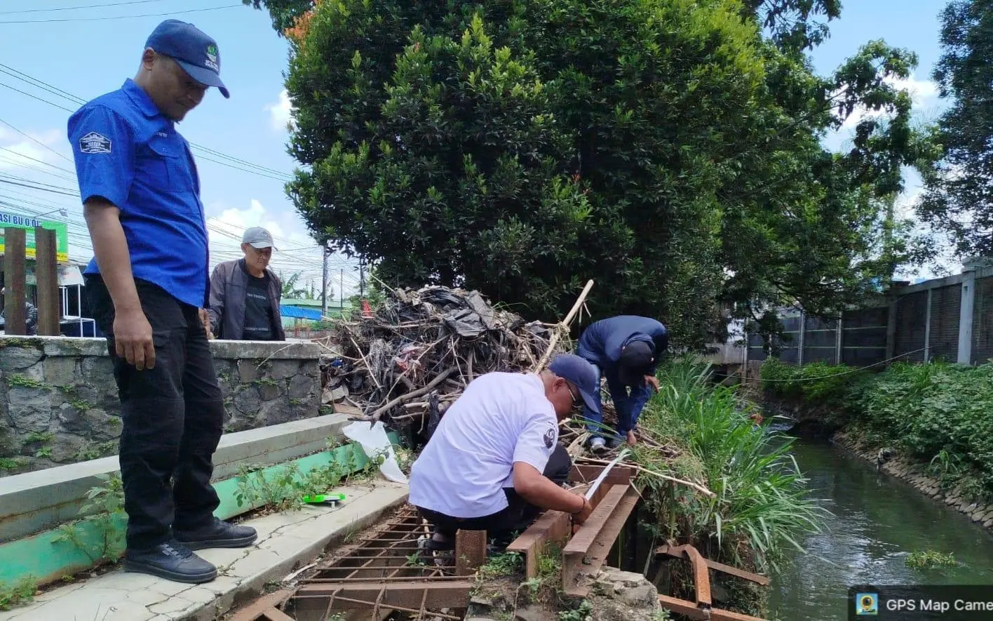 Tim Pentahelix Tancap Gas Benahi Titik Rawan Banjir Dayeuhkolot di Tengah Ramadan