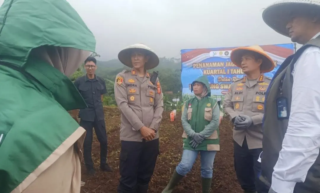 Kapolsek Cikancung AKP Indra Adhiyana Dampingi Kapolresta Bandung Pimpin Penanaman Jagung Serentak di Cikancung