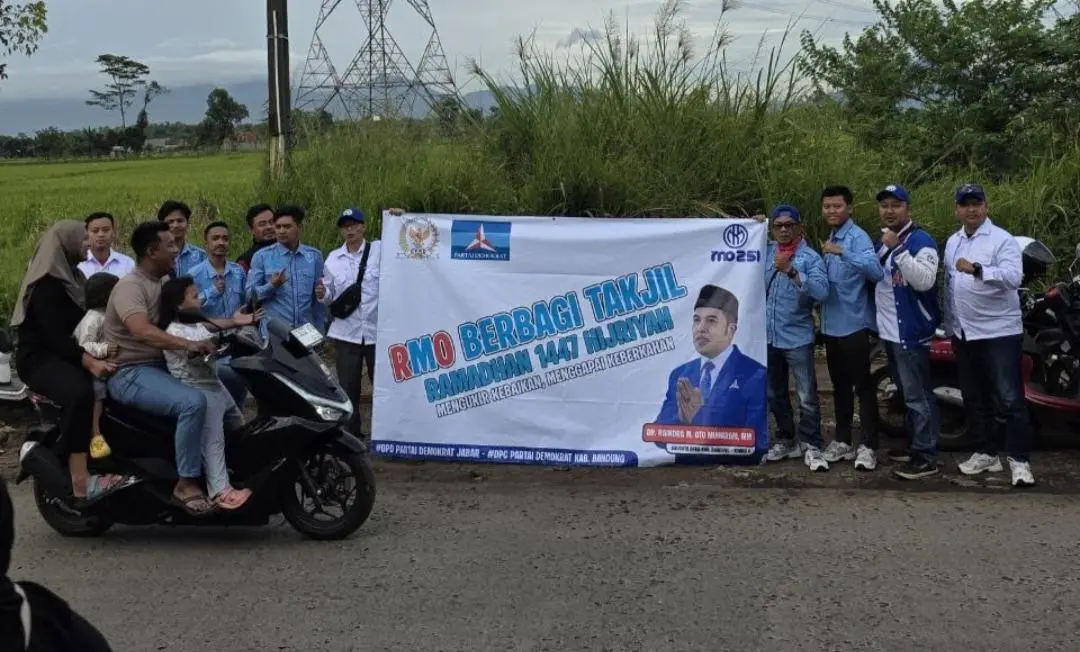 Aksi Nyata Ramadan di Majalaya, Raindra M. Oto Muharam Dorong Kader Demokrat Turun Langsung Berbagi 300 Paket Takjil