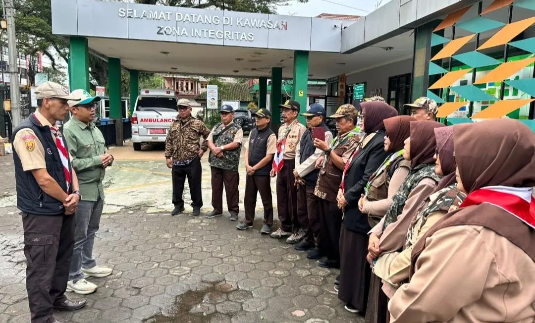 Menggapai Berkah Ramadhan, Camat Ciparay dan Pramuka Kwaran Hadir Berbagi Takjil untuk Warga