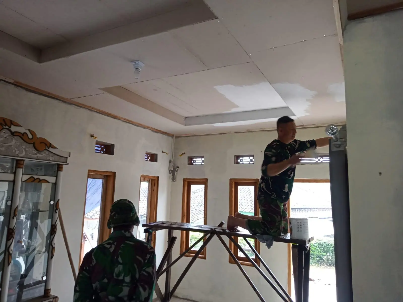 Satgas TMMD Ke-127 Kodim 0624/Kabupaten Bandung Kebut Finishing Rutilahu dan Bersihkan Akses Jalan di Cipelah