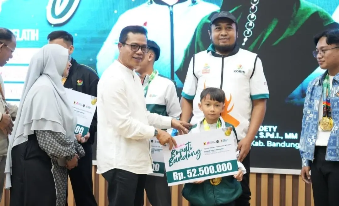 Apresiasi Prestasi FORNAS 2025, Bupati Bandung Beri Kadeudeuh kepada Pegiat KORMI Kabupaten Bandung.