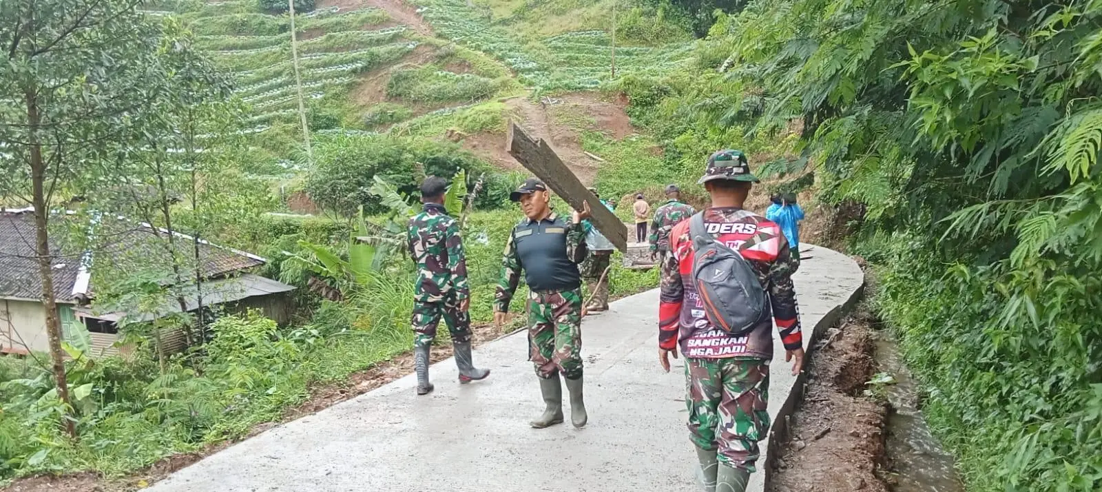Gotong Royong TNI dan Warga, Jalan 1,5 Km di Cipelah Rampung Dicor Lewat TMMD ke-127