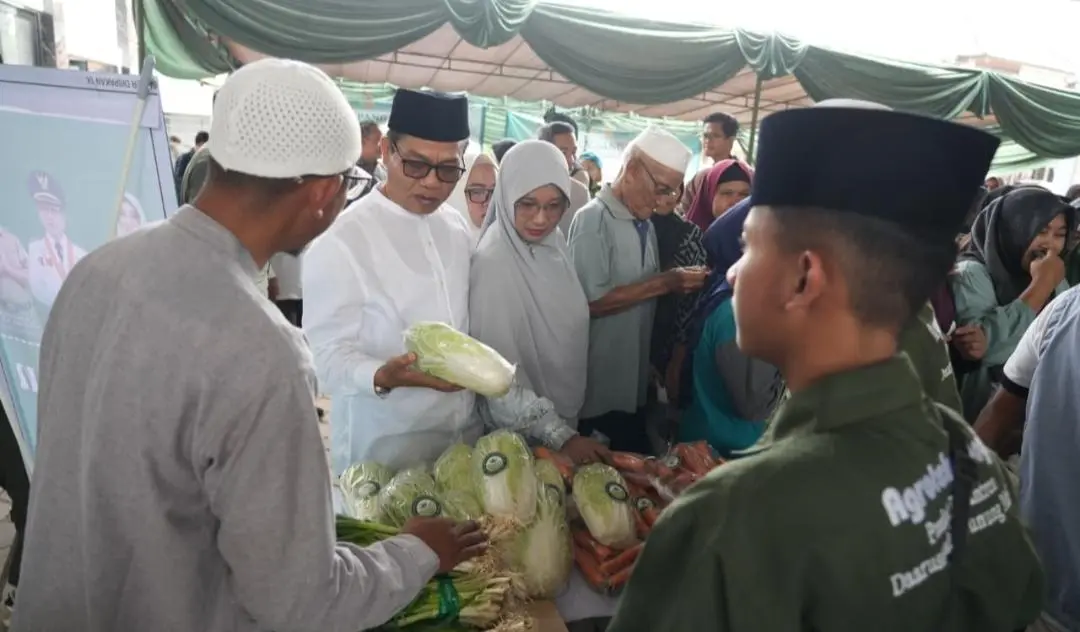 Kang DS Gelar Gerakan Pangan Murah dan Santuni 1.063 Anak Yatim di Sapan Desa Tegalluar 