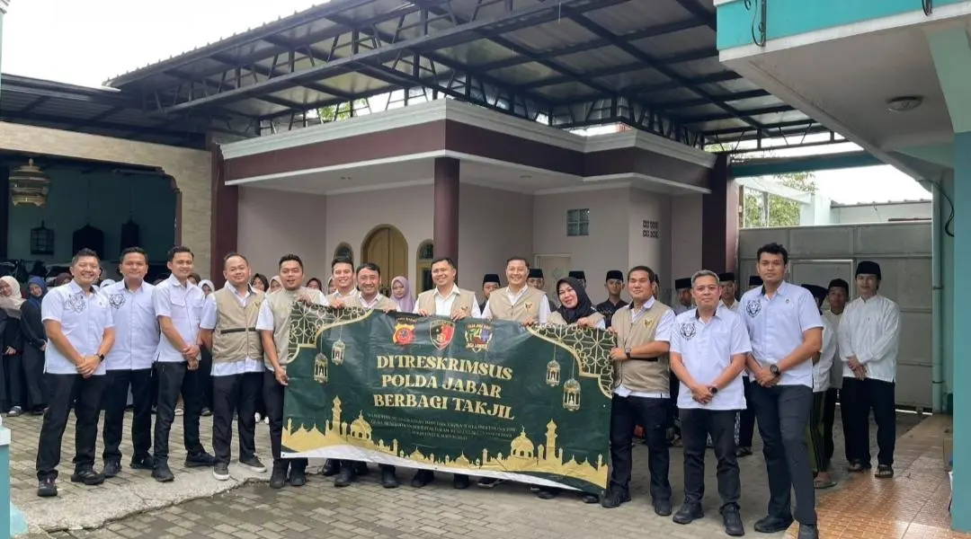 Ditreskrimsus Polda Jabar Berbagi Berkah Ramadan, 100 Paket Takjil Disalurkan untuk Anak Yatim di Rancaekek