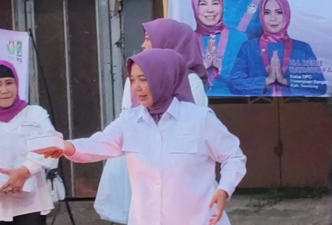 Hangatnya Senja Ramadan, Ketua DPRD Hj. Renie Rahayu Fauzi Bersama Perempuan Bangsa Tebar 1.000 Takjil di Jalan Baru Gorodog