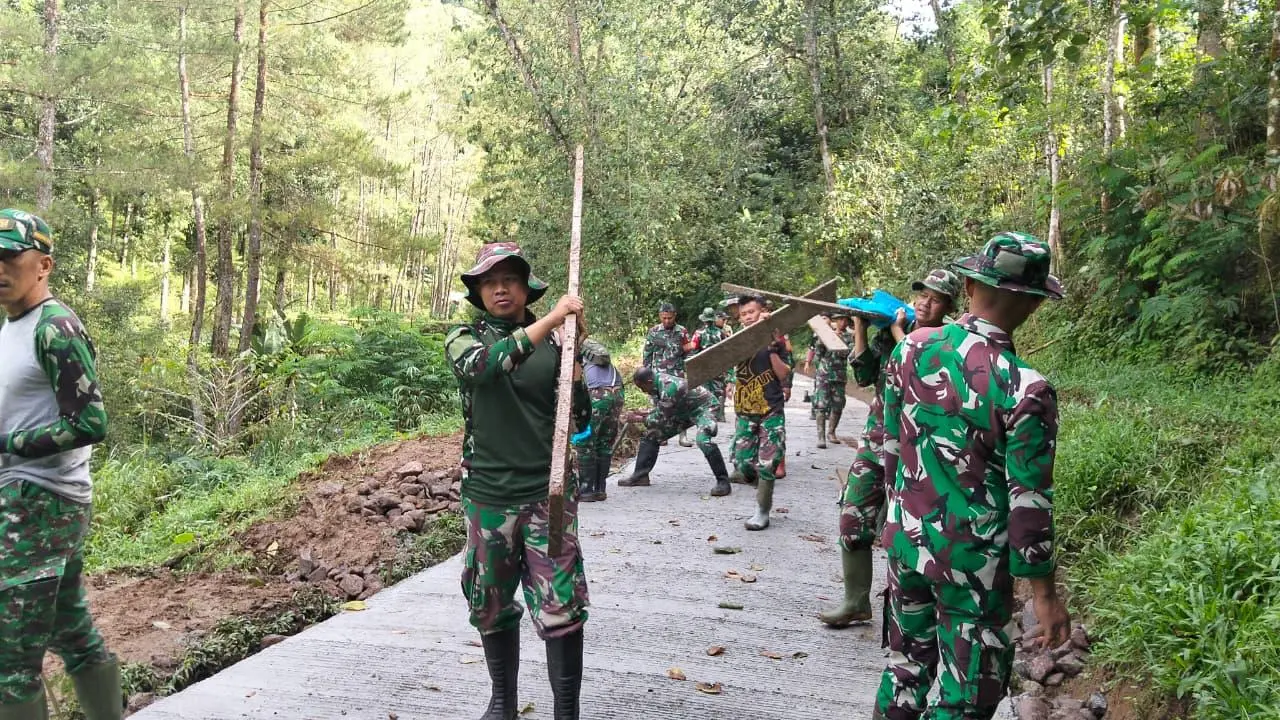 Gotong Royong Ramadan, TMMD Ke-127 Kodim 0624/Bandung Kebut Pembangunan Jalan di Cipelah