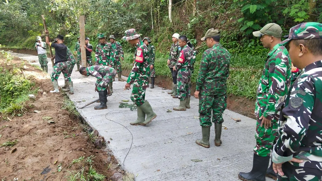 Satgas TMMD Ke-127 Kodim 0624/Kabupaten Bandung dan Warga Cipelah Tuntaskan 82 Persen Pembangunan Jalan Beton