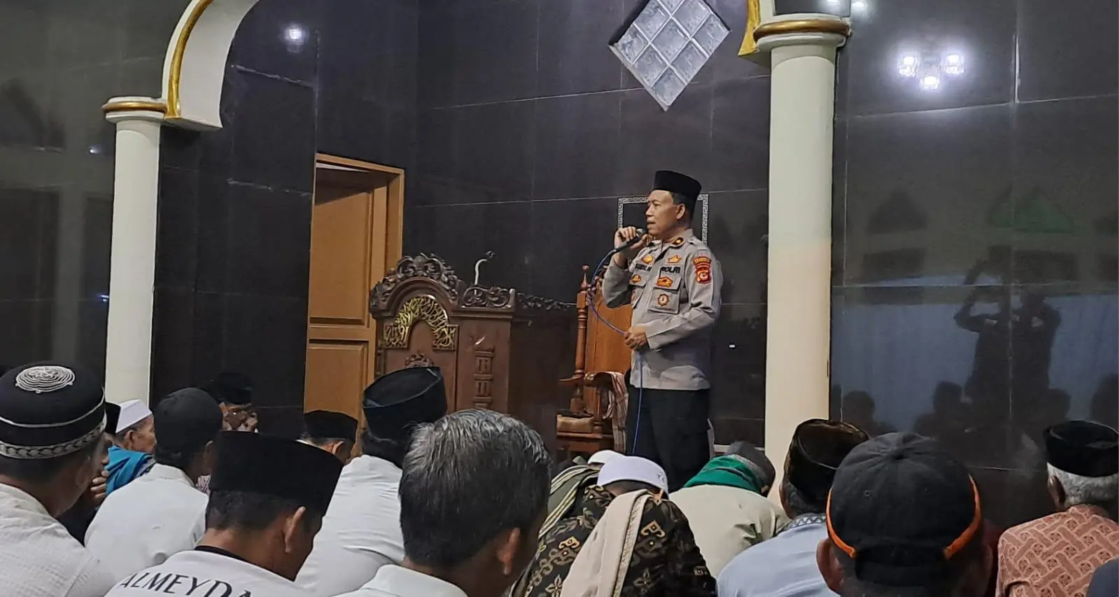 Kapolsek Banjaran, Hadiri Tarling di Masjid Riyadlul Desa Kamasan, Serukan Warga Jaga Kondusivitas Ramadan