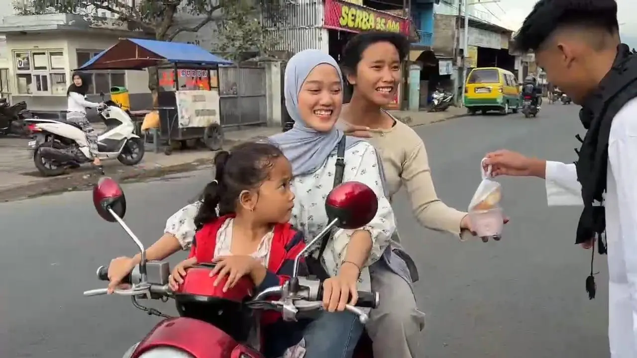 Belajar Sistem Pencernaan, Siswa SMP Itikurih Hibarna Turun ke Jalan Bagikan Takjil Bergizi