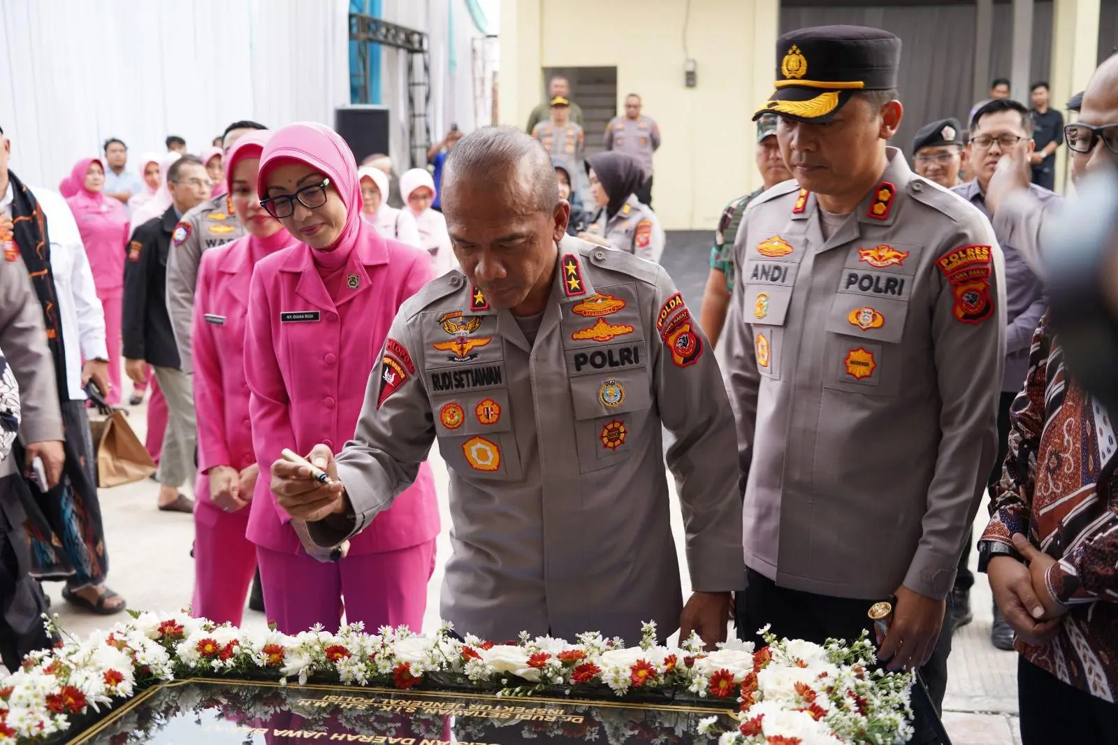 Komitmen Sejahterakan Anggota, Kapolda Jabar Resmikan Rusun Aspol Bojong