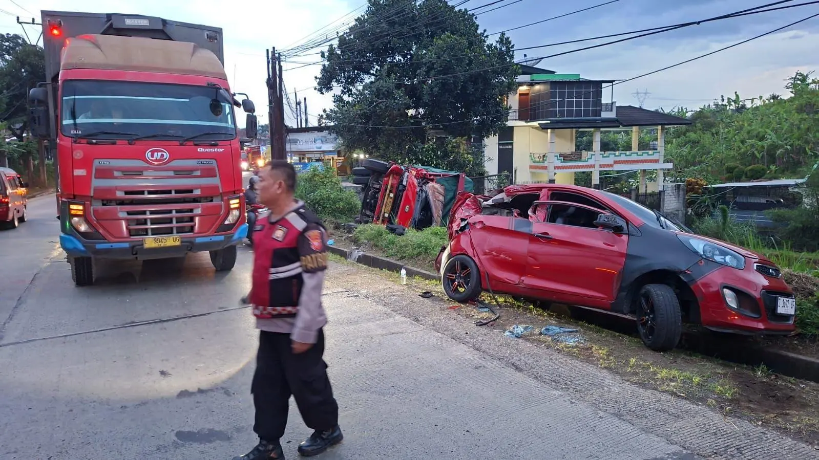 Tiga Kendaraan Terlibat Laka Lantas di Pamulihan, Dua Korban Luka Berat