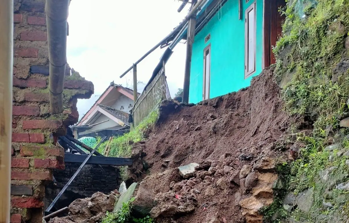 Longsor Robohkan TPT, Dua Rumah Warga di Pasirjambu Rusak Parah