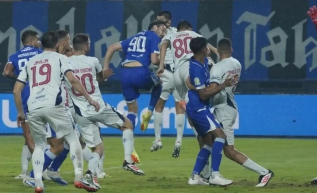 Sundulan Jung dan Kartu Merah Dramatis Warnai Kemenangan Persib, Maung Bandung Kian Nyaman di Puncak