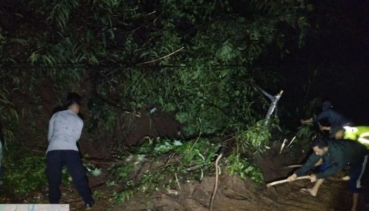 Polisi Evakuasi Tanah Longsor, Akses Jalan Banjarwangi–Singajaya Kembali Normal