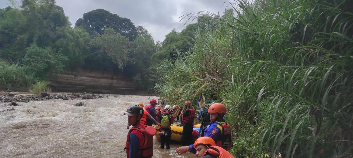 Tim SAR Brimob Polda Jabar Temukan Jasad Bocah Hanyut di Sungai Cimanuk