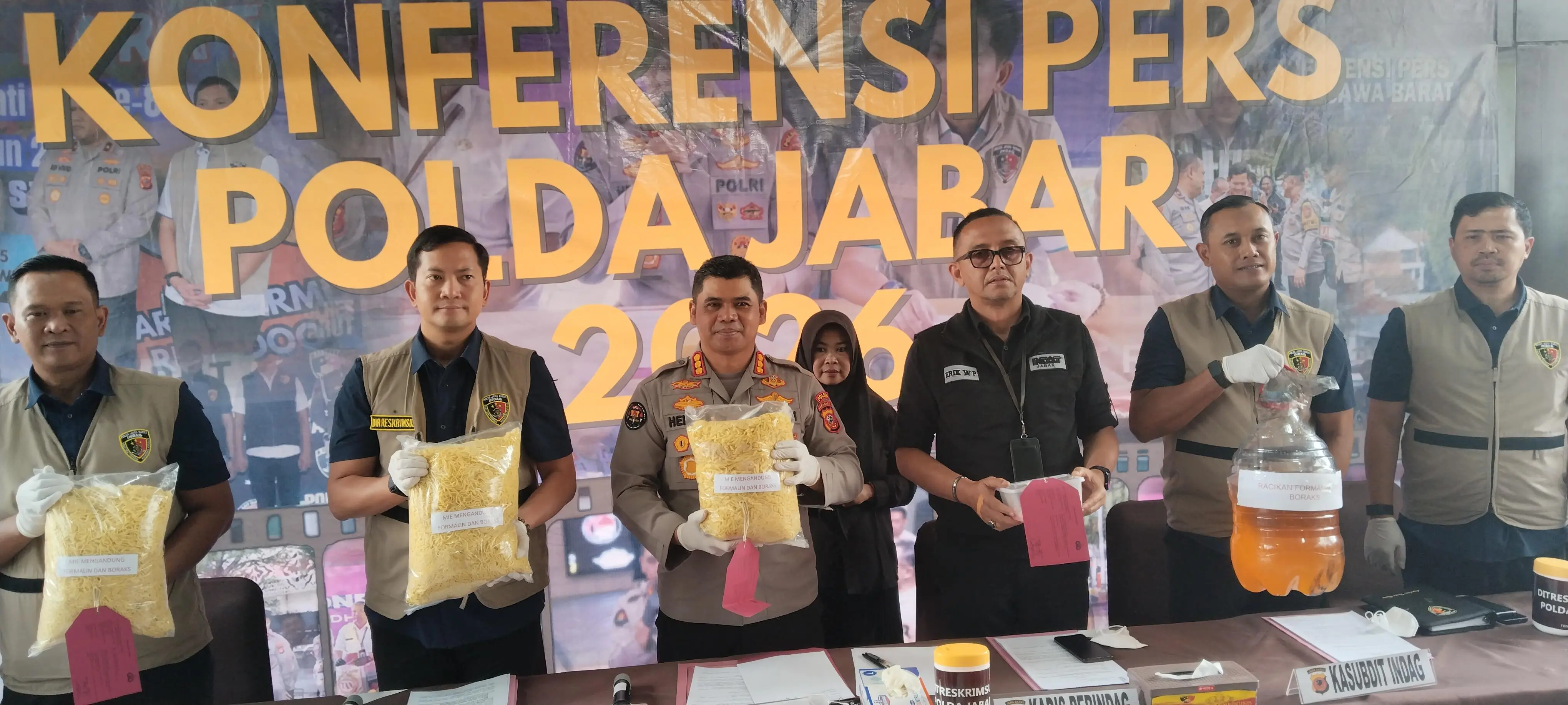 Ditreskrimsus Polda Jawa Barat Sita 1 Ton Mie Berformalin dari Gudang Bekas Kandang Ayam