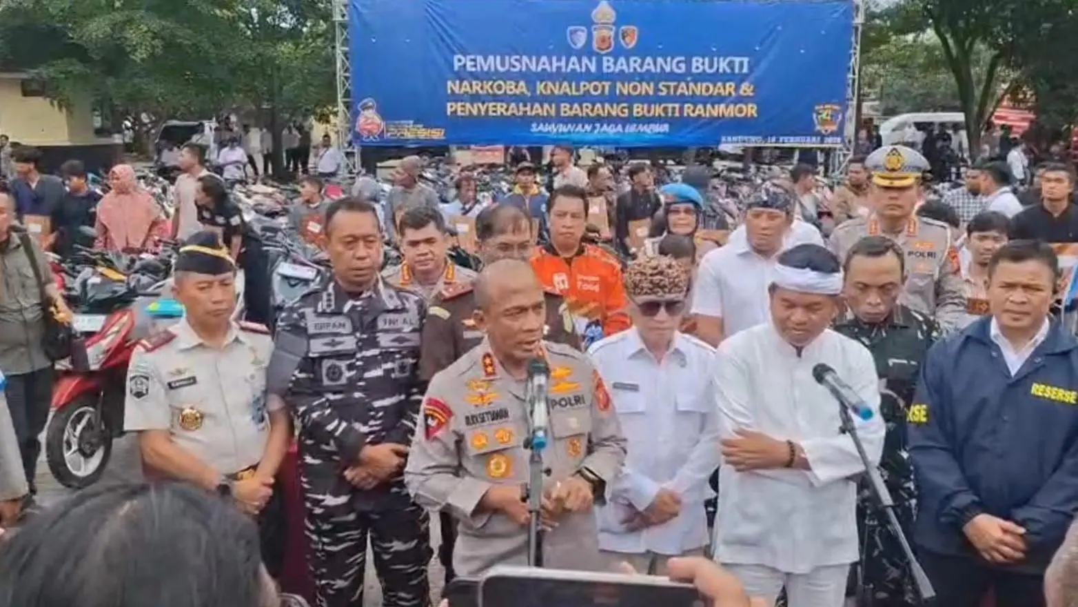 Polda Jawa Barat Musnahkan Puluhan Kilo Sabu, Ribuan Botol Miras dan Knalpot Brong