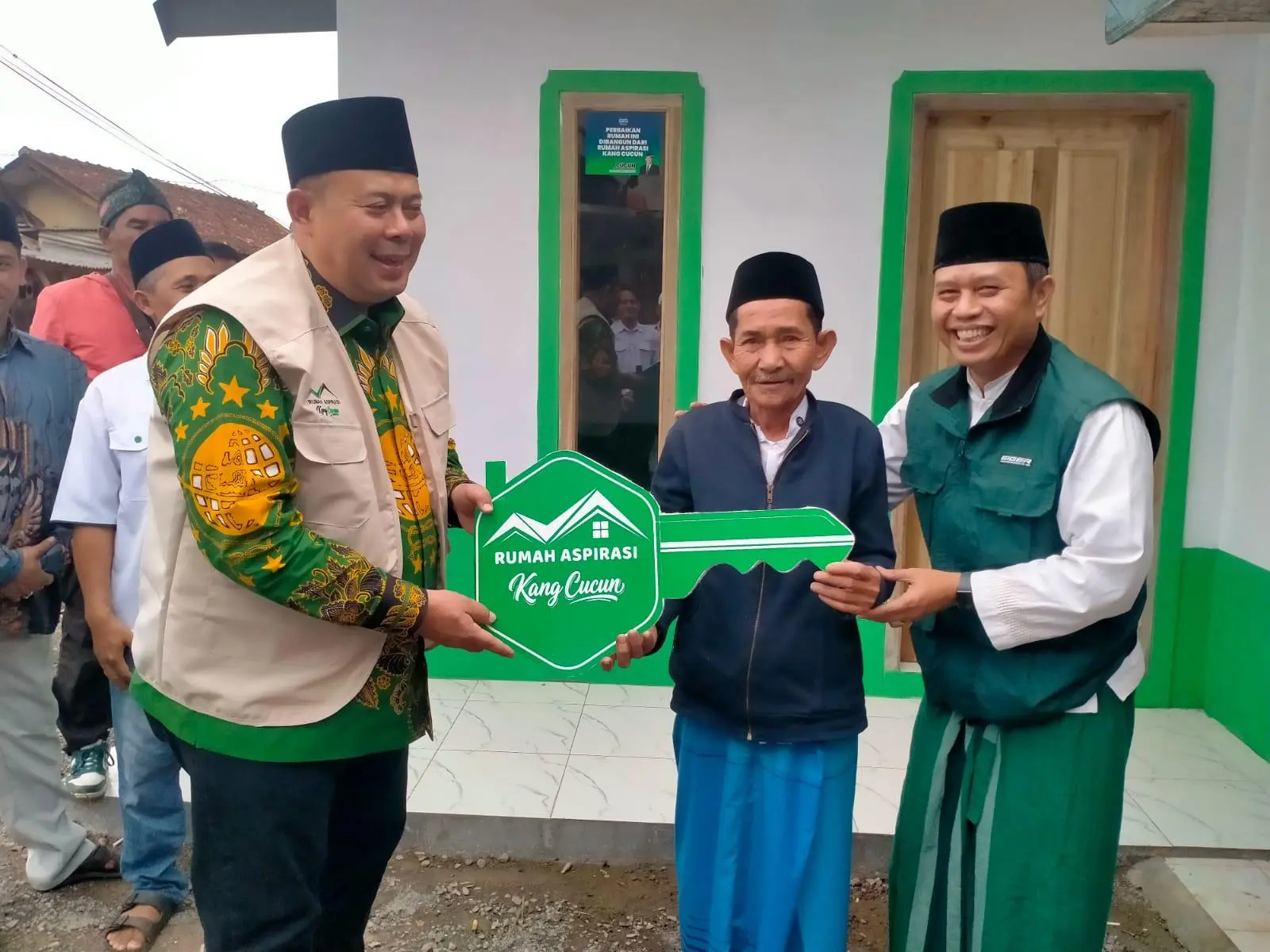 Kang Haji Cucun Hadir di Tengah Warga Melalui Program Aspirasi Rumah Layak Huni di Pacet 
