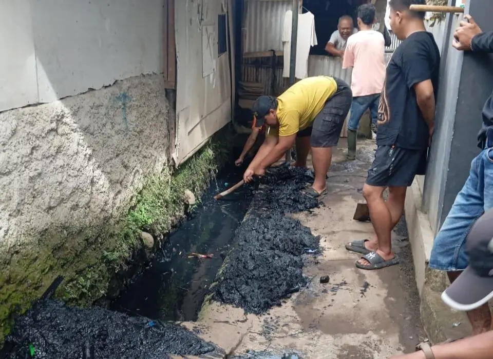 Warga RW 02 Cimaranggi Desa Padamulya Gotong Royong Bersihkan Selokan