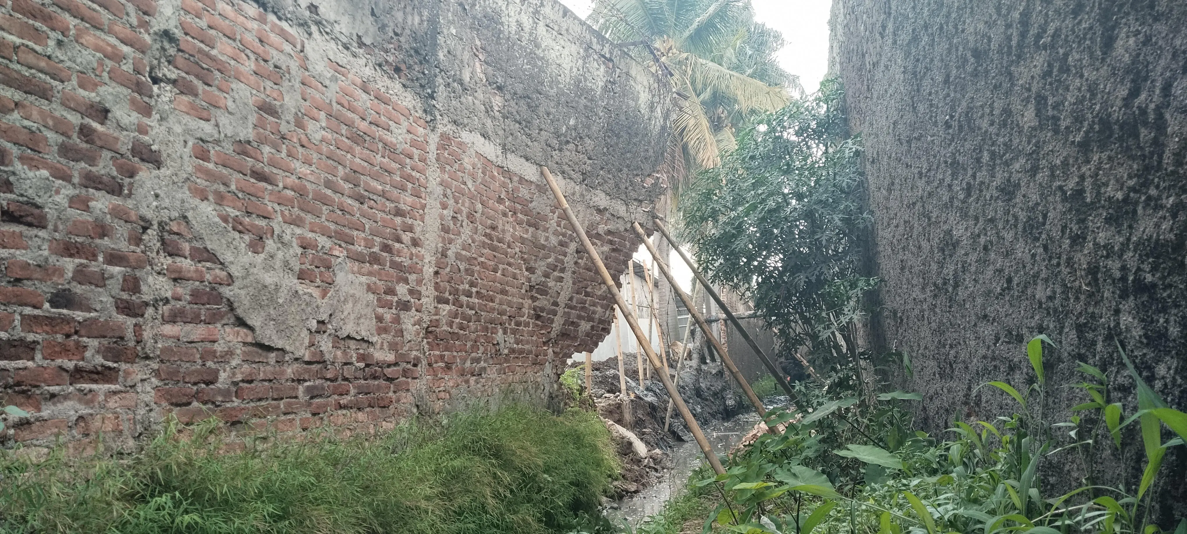 Benteng Pabrik PT Sipatex Majalaya Ambruk, Warga Soroti Dugaan Dampak Pengerjaan Kolam IPAL