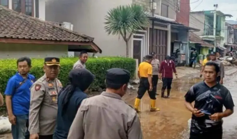 Polri dan TNI Bersinergi, Percepat Pemulihan Wilayah Terdampak Banjir di Majalaya